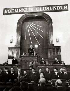 270px-Atatürk_CHP'nin_4._Kurultay'ında_(9_Mayıs_1935)