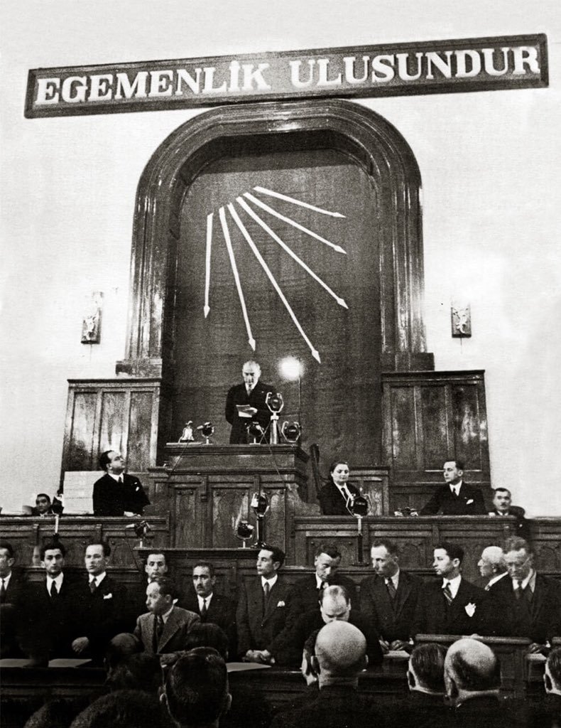 270px-Atatürk_CHP'nin_4._Kurultay'ında_(9_Mayıs_1935)