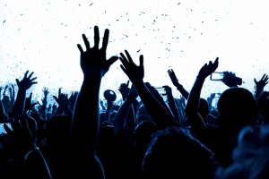 U-konser-seyirci-yagli-boya-sanat-kanvas-tablo1449583285-800