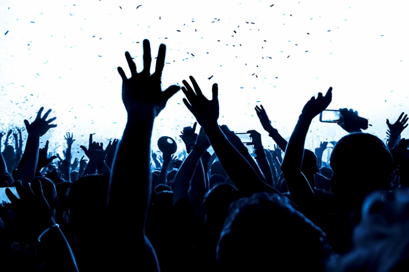 U-konser-seyirci-yagli-boya-sanat-kanvas-tablo1449583285-800