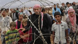 syrian-kurds-wait-behind-border-fences-cross-into-turkey-7.jpg